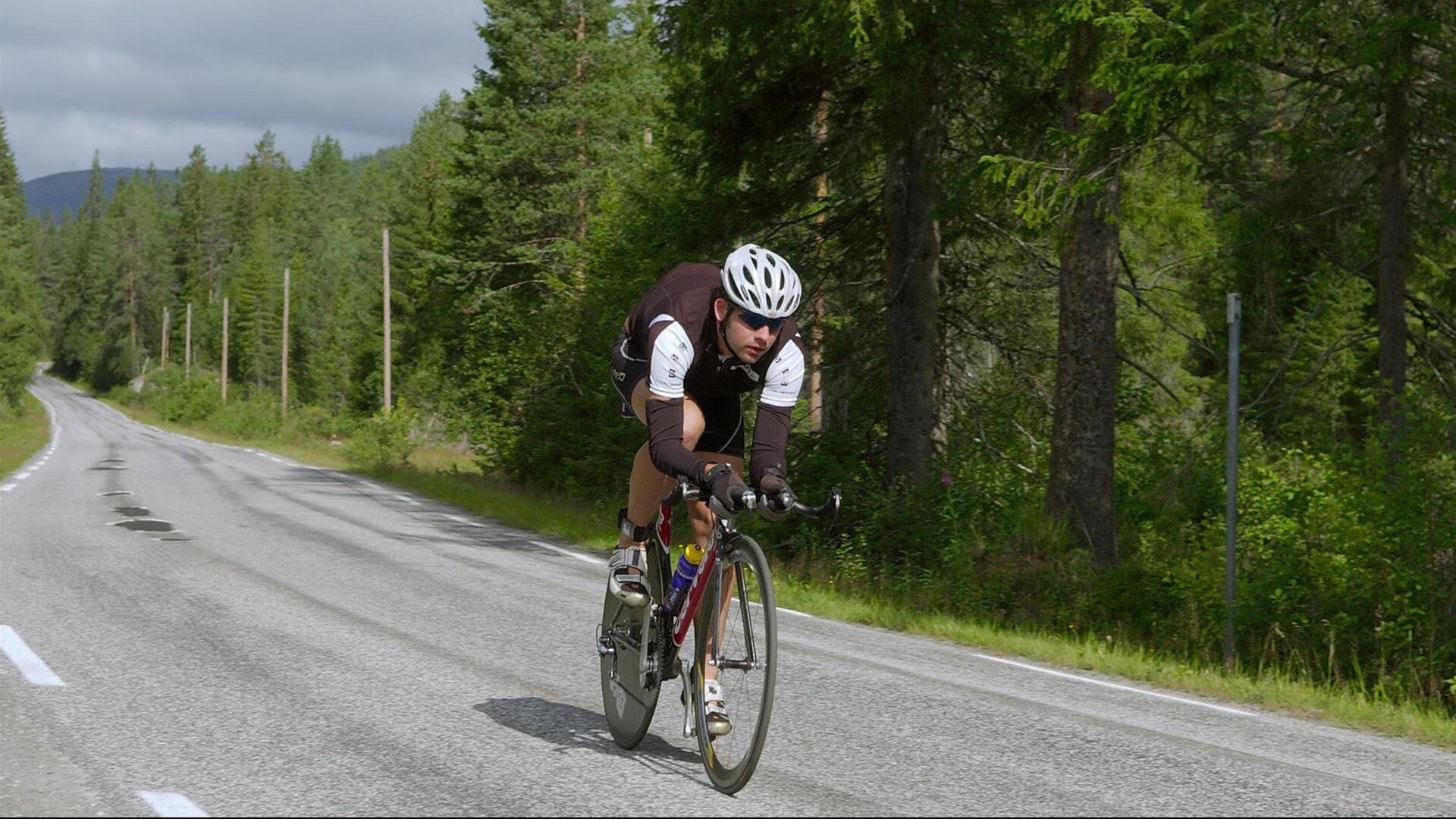 镜报揭露，辱骂西蒙尼球迷劣迹斑斑，曾因在杰拉德告别赛侮辱残疾女性遭禁赛